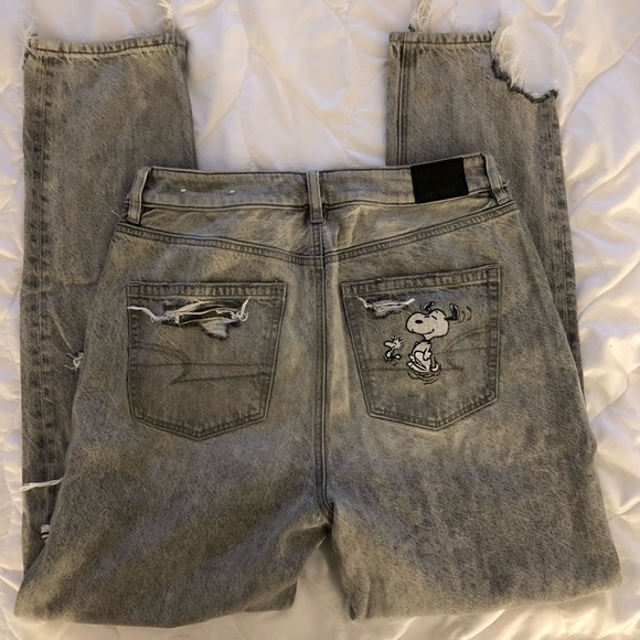 NWOT American Eagle x Peanuts Snoopy Mom Jeans - Picture 5 of 7
